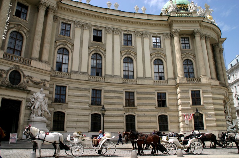 Wenen: fiakers voor de Hofburg